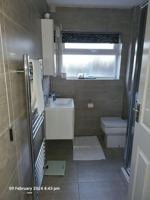 Appartement Lovely With Free Parking & Wi-fi *