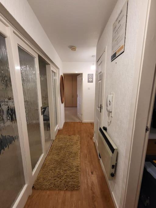 Lovely With Free Parking & Wi-fi Appartement *