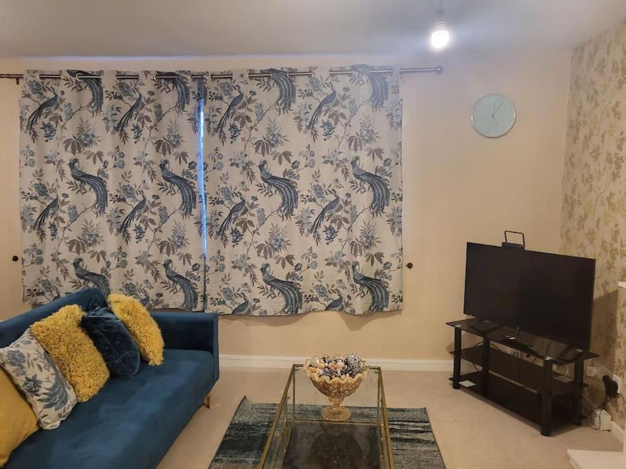 Lovely With Free Parking & Wi-fi Appartement