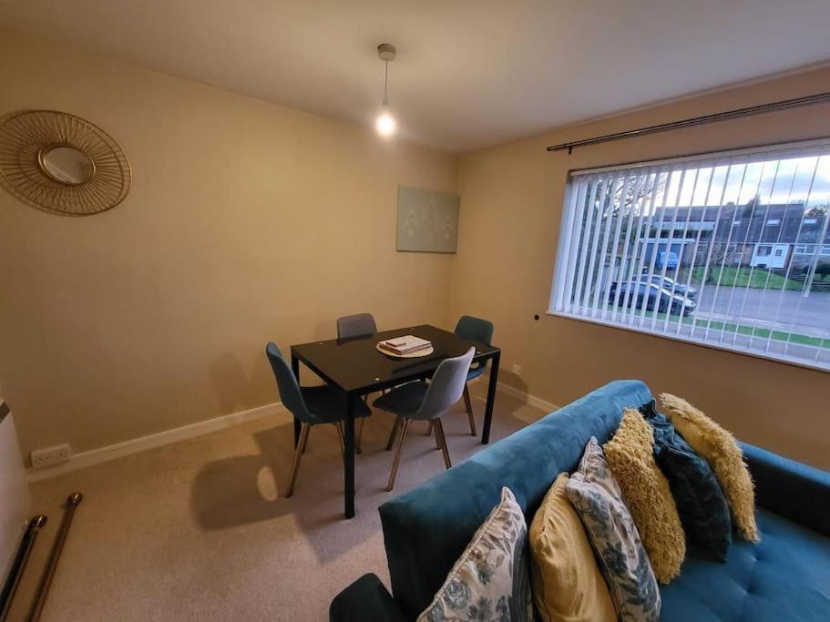 Appartement Lovely With Free Parking & Wi-fi *